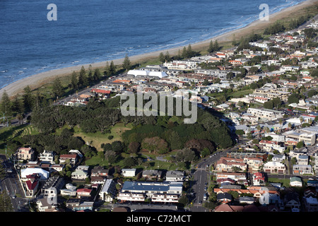 Vue du mont Maunganui banlieues côtières dans la baie de Plenty. Banque D'Images