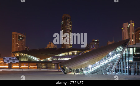 La station de métro Dubai Marina éclairée la nuit Banque D'Images