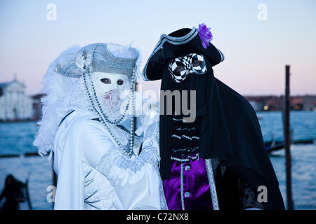 Les participants en costume de carnaval à Venise en Italie. Banque D'Images