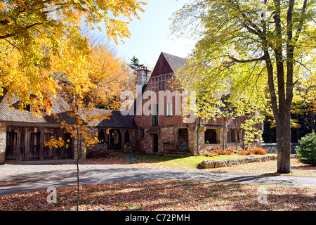 La Jordanie Pond Gatehouse entouré de feuillage de l'automne, Mount Desert Island, l'Acadia National Park, près de Bar Harbor, Maine, USA Banque D'Images