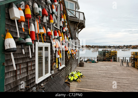 Dock de pêche et de vitrine décorée avec des bouées de casiers à homards, Bernard, Tremont, Maine, USA Banque D'Images