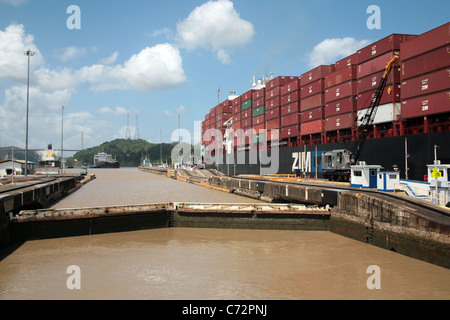 Vue sur le Canal de Panama montrant le fonctionnement normal fait dans le travail ordinaire de la voie. Banque D'Images