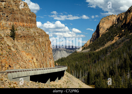 La Yellowstone Grand Loop Road traverse le Golden Gate, le Parc National de Yellowstone, Wyoming, USA Banque D'Images