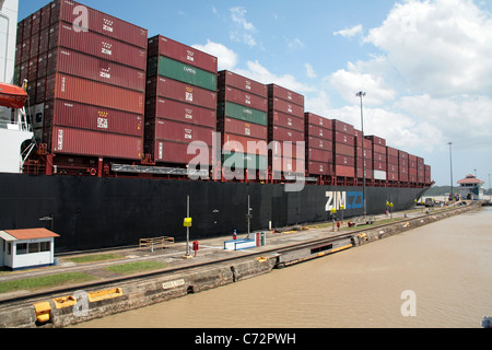 Vue sur le Canal de Panama montrant le fonctionnement normal fait dans le travail ordinaire de la voie. Banque D'Images