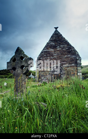 Pierre tombale croix en face des ruines, église normande de Kilmalkedar (Cill Mhaoilcheadair), Péninsule de Dingle, comté de Kerry, Irlande Banque D'Images