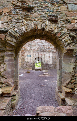 Porte romane à l'intérieur de l'église ruinée de Kilmalkedar Norman (En Mhaoilcheadair), Péninsule de Dingle, comté de Kerry, Irlande Banque D'Images