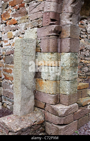 Pierre Alphabet, église normande de Kilmalkedar (Cill Mhaoilcheadair), Péninsule de Dingle, comté de Kerry, Irlande Banque D'Images