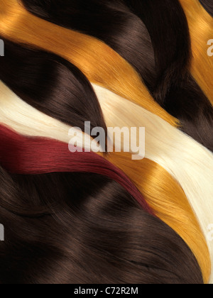 Les prolongements de cheveux humains de différentes couleurs Banque D'Images