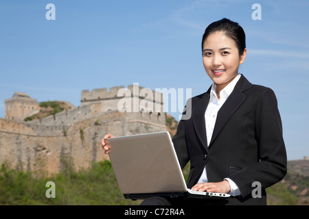 Femme d'affaires sur la Grande Muraille Banque D'Images