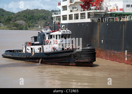 Remorqueur opérant dans le canal de Panama sur les opérations de jour. Banque D'Images