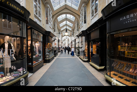 Cher West End boutiques dans Burlington Arcade situé juste à côté de Piccadilly, London, UK Banque D'Images