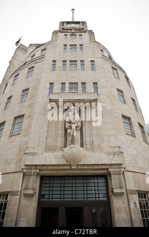 Eric Gill sculptures de Prospero et Ariel sur la façade de BBC Broadcasting House, Portland Place, London, UK Banque D'Images