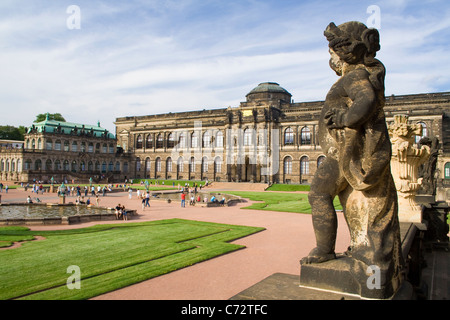 Le Palais Zwinger et jardins et statue en pierre de jeune enfant à l'avant-plan, Dresde, Saxe, Allemagne Banque D'Images