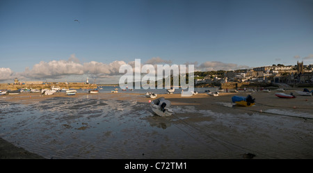 Panorama de St Ives Harbour à marée basse, St Ives, Cornwall, UK Banque D'Images