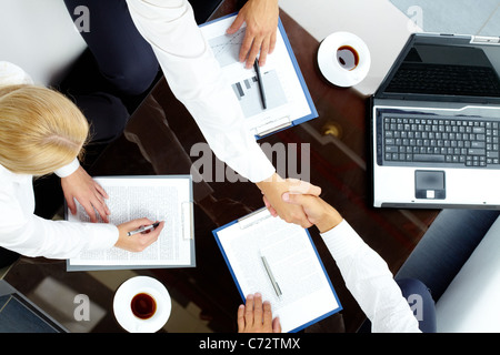 Image of handshake de partenaires après des négociations Banque D'Images