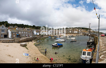 Panorama de port Mousehole, Cornwall, UK Banque D'Images