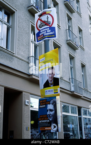 Les affiches de la campagne électorale sur un lampadaire à Invalidenstrasse dans quartier de Mitte à Berlin. Banque D'Images