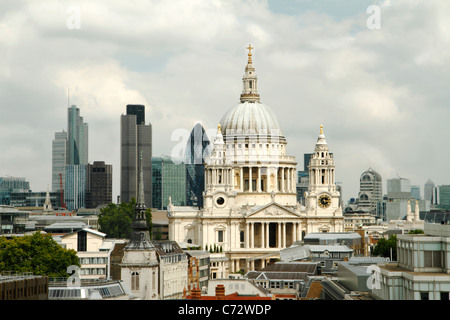 La Cathédrale St Paul avec City de Londres au-delà Banque D'Images