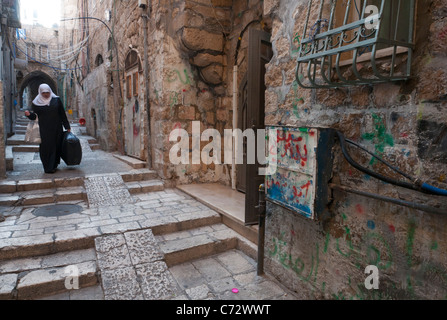 Femme palestinienne walking in street dans le quartier musulman. Jérusalem. Israël Banque D'Images