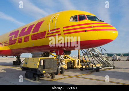 DHL Boeing 757-200SF converti inscription avion cargo G-BIKi garé sur le tarmac à l'aéroport de Barcelone Banque D'Images