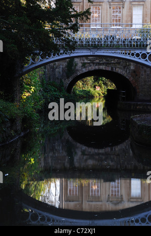 Un pont sur le canal Kennet et Avon à Bath Banque D'Images