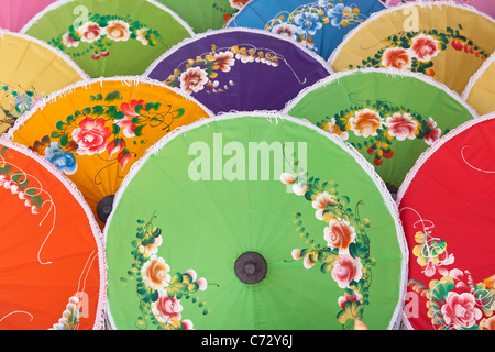 Parapluies de papier fait main à un parapluie usine à Bo Sang, Thaïlande Banque D'Images