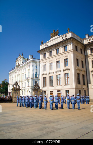 Soldat au cours de l'évolution de la garde du château de Prague, Prague, République Tchèque, Europe Banque D'Images