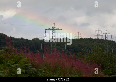 Un arc-en-ciel sur pylônes électriques dans le Nord du Pays de Galles. Banque D'Images