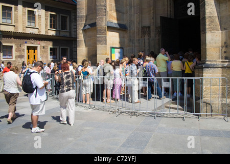 Les touristes en attente dans une longue file d'attente pour entrer dans la Cathédrale Saint Vitus, le château de Prague, Prague, République Tchèque, Europe Banque D'Images