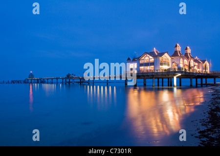 Jetée de Sellin, station balnéaire sur l'île de Ruegen, soir, de l'humeur, de la mer Baltique Mecklembourg-Poméranie-Occidentale, Allemagne, Europe Banque D'Images