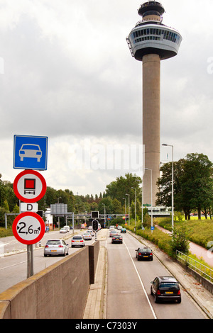L'Euromast tour d'observation au-dessus de l'entrée de la Nieuwe Maas Tunnel, Rotterdam, Pays-Bas Banque D'Images