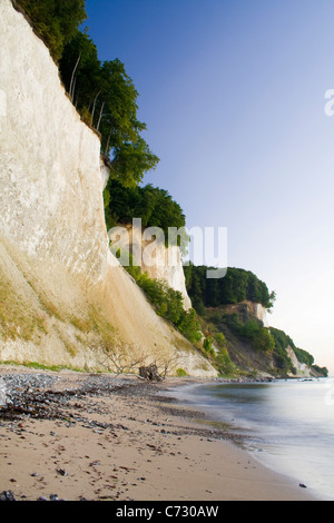 Falaises de craie au lever du soleil dans le Parc National de Jasmund, Ruegen Island, Mecklembourg-Poméranie-Occidentale, Allemagne, Europe Banque D'Images