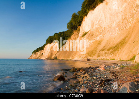 Falaises de craie au lever du soleil dans le Parc National de Jasmund, Ruegen Island, Mecklembourg-Poméranie-Occidentale, Allemagne, Europe Banque D'Images