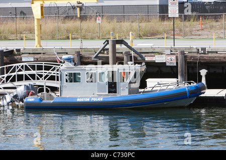 L'un des bateaux de l'Unité de patrouille de la Police de Boston Harbor, amarré juste à côté de la borne Street à South Boston. Banque D'Images