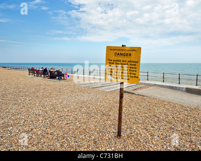 Un panneau d'avertissement sur le front de mer de Kingsdown dans le Kent Banque D'Images