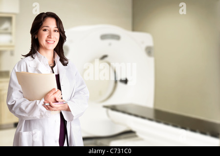 Médecin médecin radiologue holding patient dossier médical et stylo en permanent CAT scan CT prix à l'hôpital. Banque D'Images