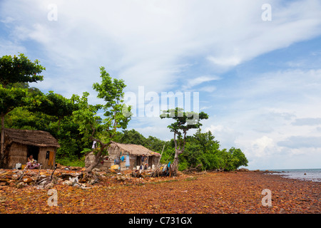 Koh Pou (également Koh Koh Pos ou Pau) Island près de l'île de lapin et eaux vietnamiennes - Kep Province, Cambodge Banque D'Images