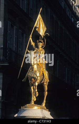 Jeanne d'Arc, memorial statue équestre doré, place des Pyramides, rue de Rivoli, Paris, France Banque D'Images