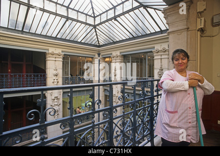 Marie, Concierge, gardien dans l'immeuble, un ancien entrepôt maintenant converti en bureaux, Paris, France Banque D'Images