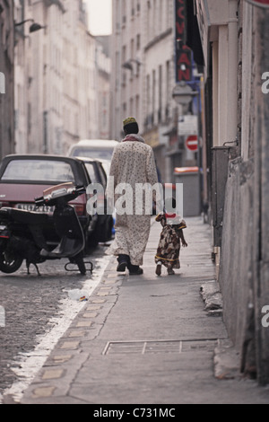 Père Immigrant avec enfant dans le quartier Africain, barbes dans les 18, 19e arrondissement, Paris, France Banque D'Images