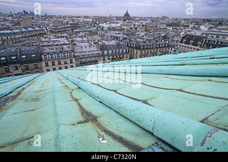 Vue sur le toit en cuivre de la Madeleine vers la ville, 8e arrondissement, Paris, France Banque D'Images