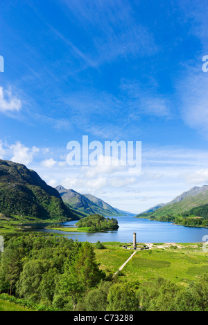 Loch Shiel à Glenfinnan Monument (commémorant 1745 révolte Jacobite) en premier plan, Glenfinnan, Lochabar, Ecosse, Royaume-Uni Banque D'Images