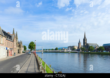 Passerelle sur la rivière Ness menant au centre-ville, Inverness, Highland, Scotland, UK Banque D'Images