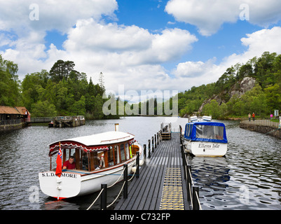 Excursion en bateau amarré au quai sur Trossachs Loch Katrine dans le Parc National des Trossachs, Stirling, Scotland, UK Banque D'Images