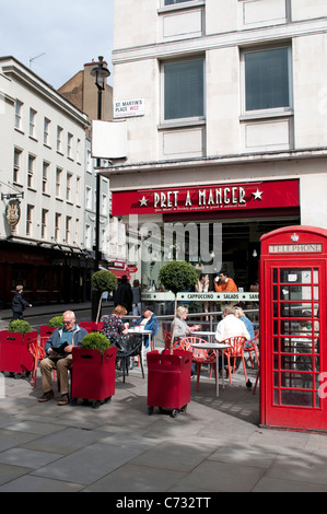 Les gens assis dehors Pret A Manger sur St Martin's Place, London, UK Banque D'Images