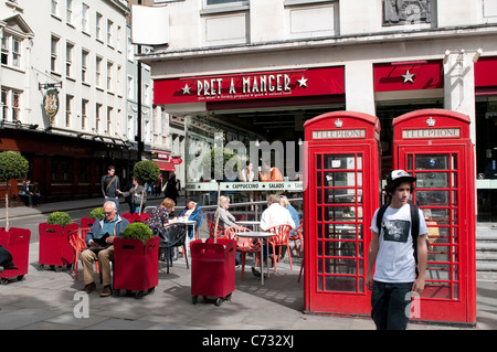 Les gens assis dehors Pret A Manger sur St Martin's Place, London, UK Banque D'Images