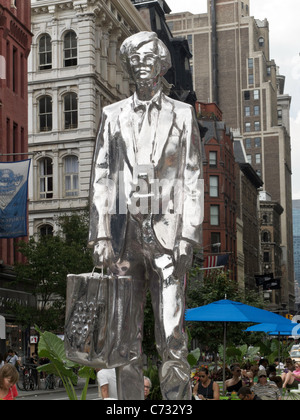 Le Monument d'Andy, Chrome Statue de Andy Warhol, Union Square, NYC Banque D'Images