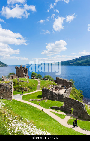 Les ruines d'Urquhart Castle sur la rive occidentale du Loch Ness (site de nombreuses observations de Nessie), près de Inverness, Scotland, UK Banque D'Images