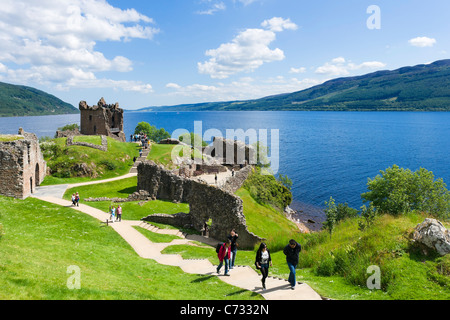 Urquhart Castle sur la rive occidentale du Loch Ness (site de nombreuses observations de Nessie), Inverness, Scotland, UK. Paysage écossais / paysages / châteaux. Banque D'Images