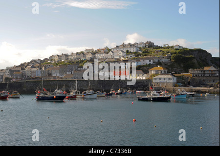 Les petits bateaux dans le petit port du village de Cornouailles Mevagissey. Banque D'Images